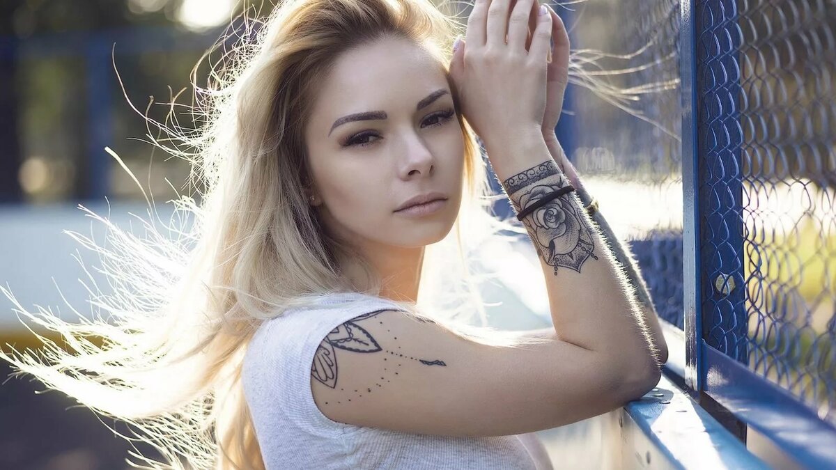 шикарные светловолосые девушки с тату фото