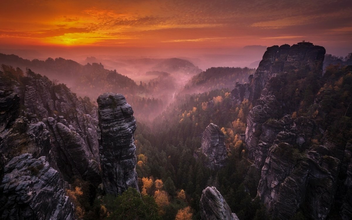 скалы горы туман фото