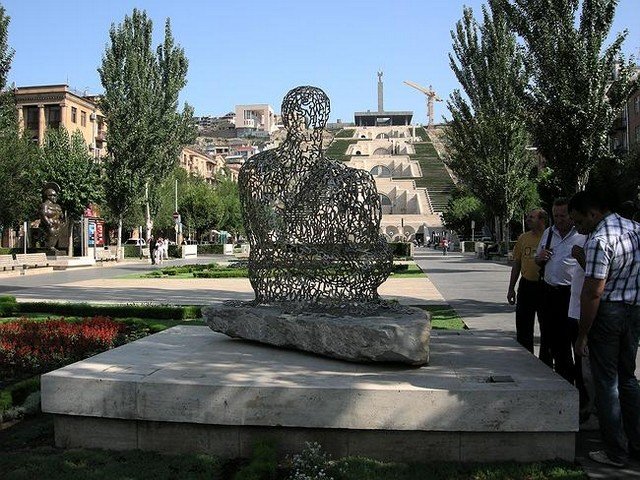 скульптура «человек из букв» в ереване фото