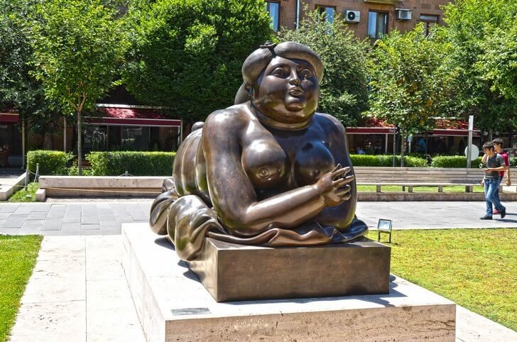 скульптура курящая женщина в ереване фото