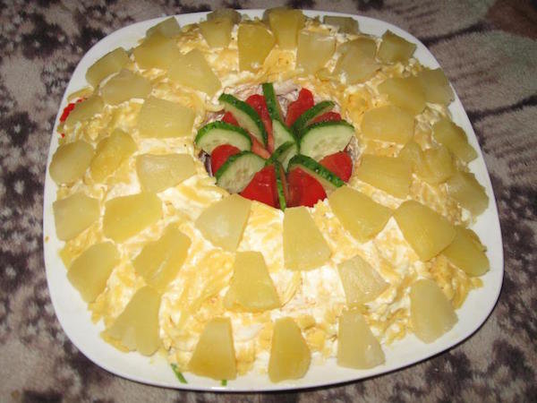 слоеный салат с ананасами фото