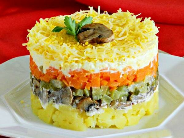 слоеный салат с жареными шампиньонами фото