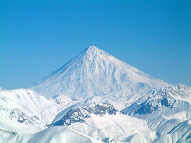 снежная гора в иране фото