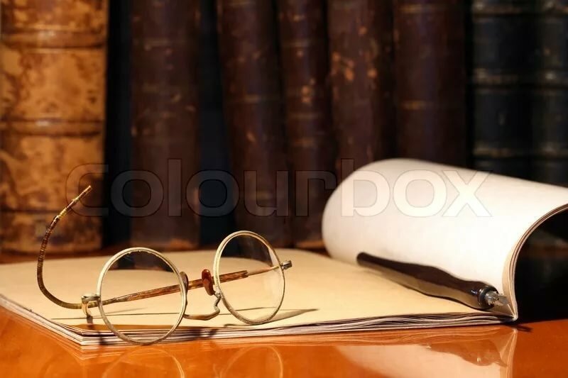 старинные очки на книге фото