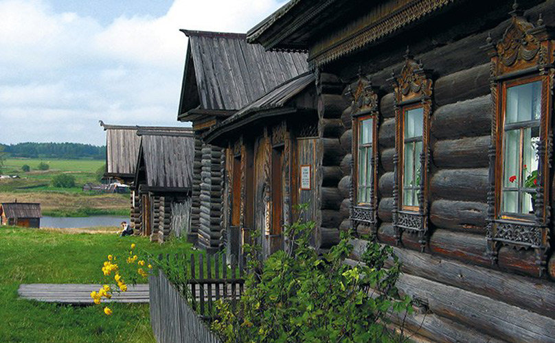 старые ветхие избы в российской деревне фото