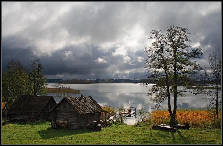 старый домик у реки фото
