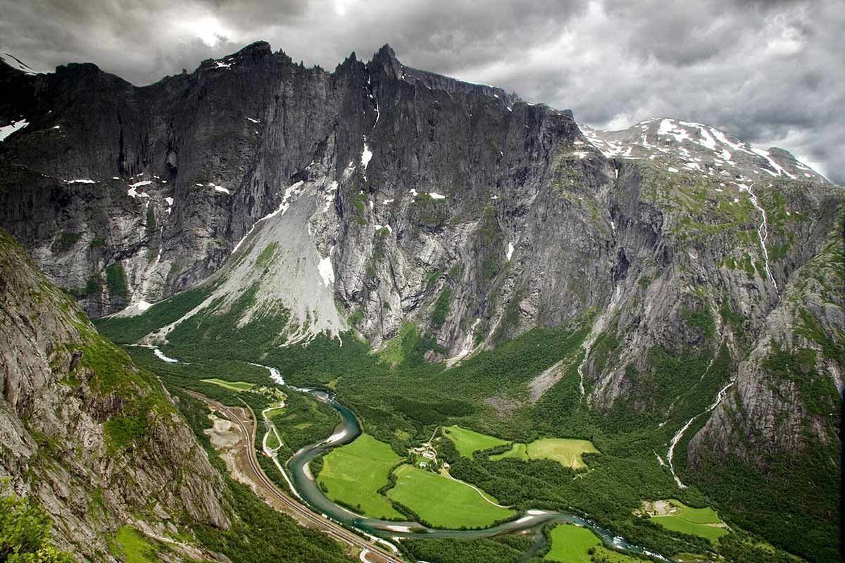 стена троллей норвегия фото