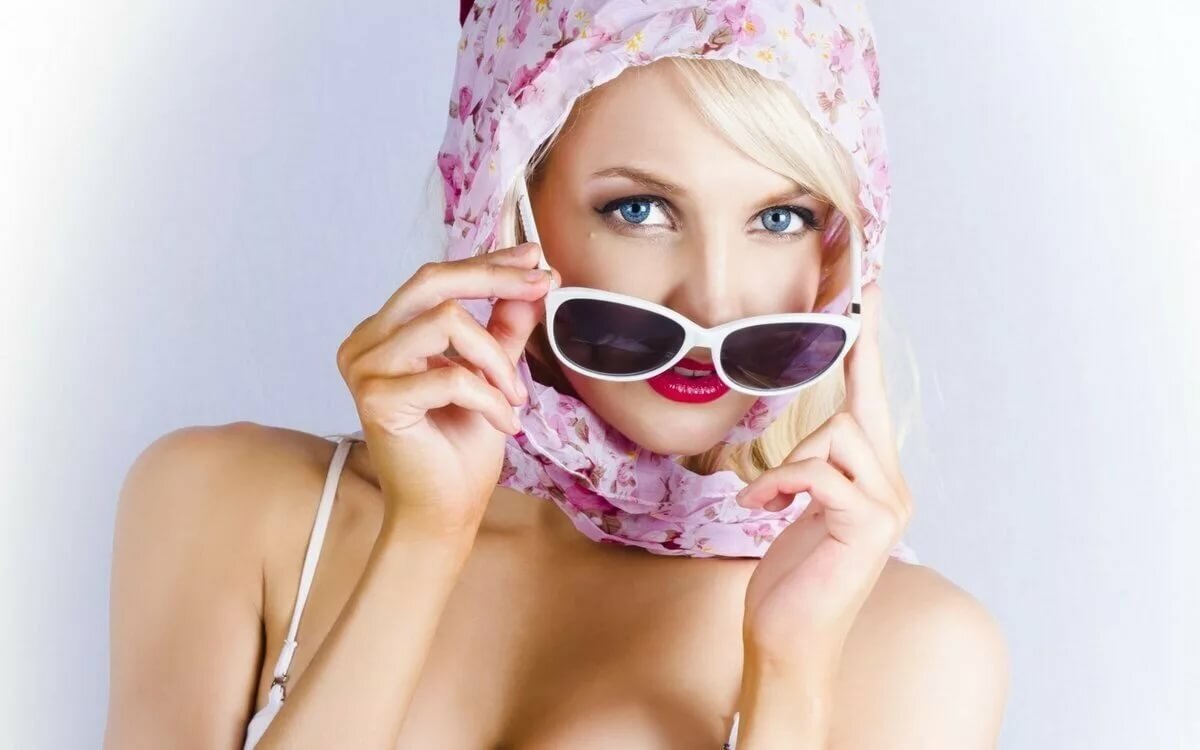 стильная девушка в очках и платке фото
