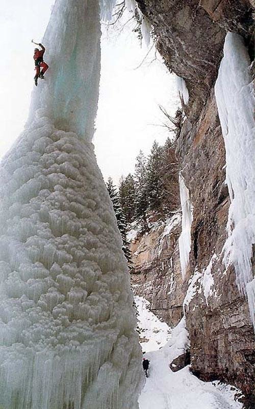 столбы замерзший водопад фото