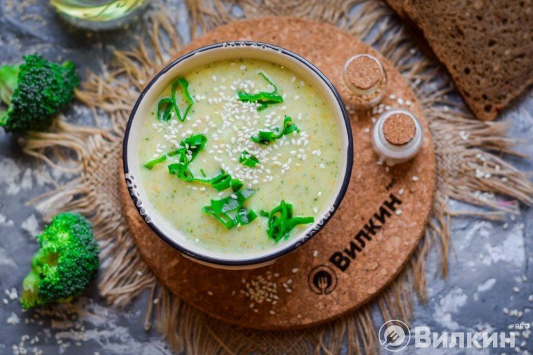 суп пюре из брокколи подача фото