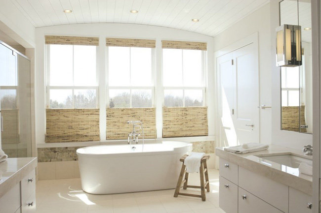 светлая ванная комната с окном фото