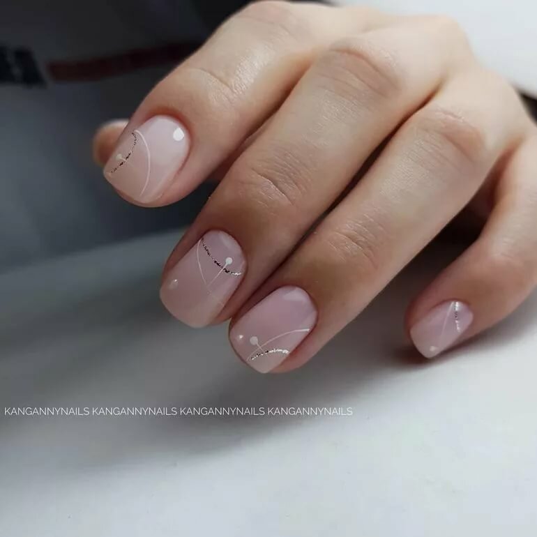 светлый маникюр на коротких фото