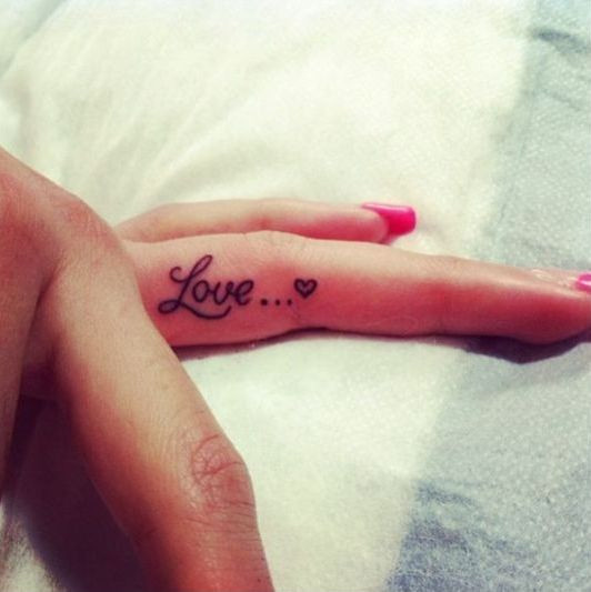 тату love на пальце фото