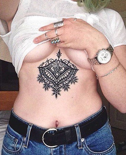 татуировка мандала под грудью фото