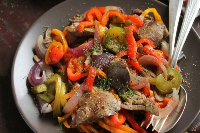 теплый салат из куриной печени с болгарским перцем фото