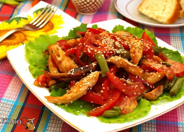 теплый салат с курицей и овощами фото