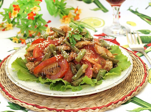 теплый салат с курицей и овощами фото