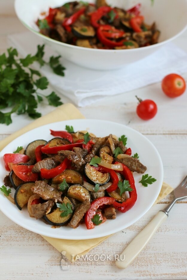 теплый салат с шампиньонами фото