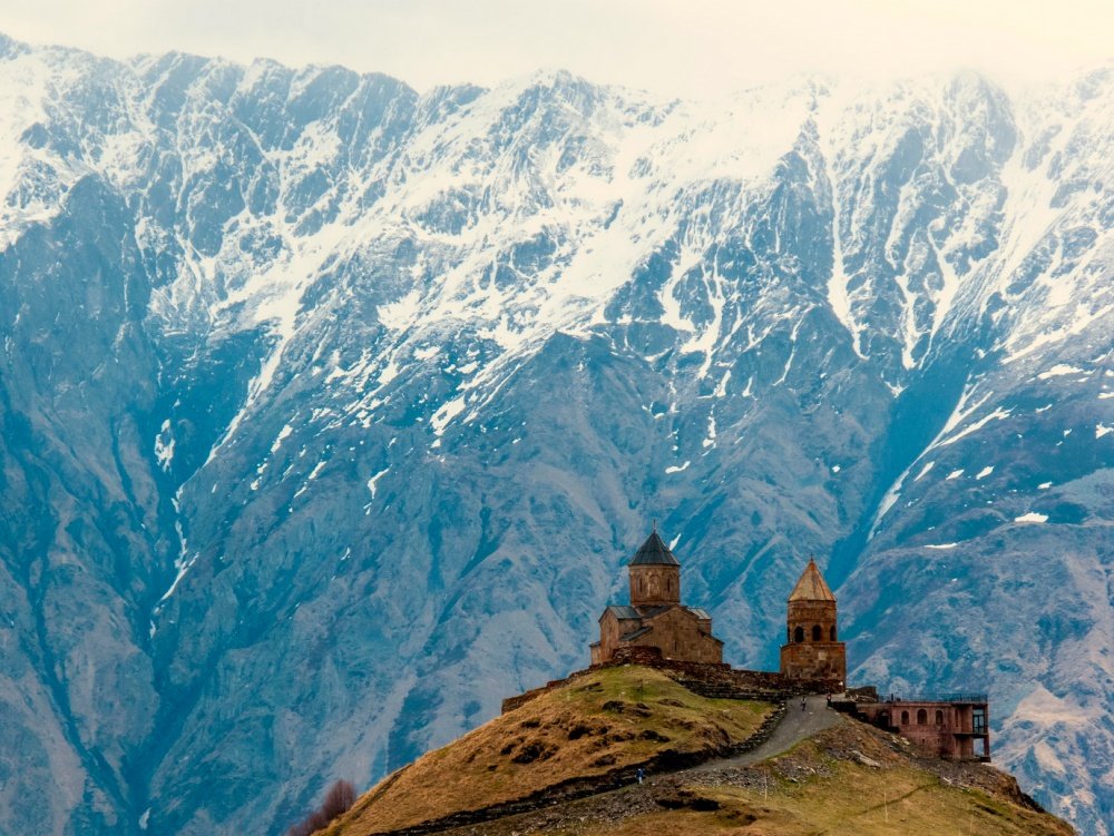 церковь гергети в грузии на горе фото