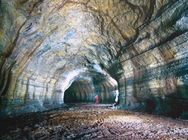 туннель в пещере фото