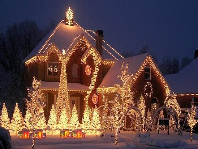 украшение домов к новому году снаружи фото