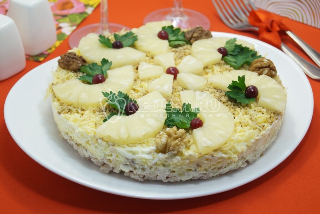 украшение салата с ананасами и курицей фото