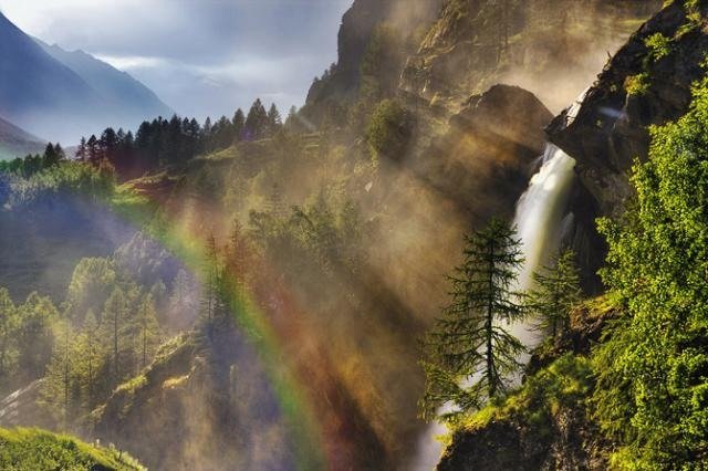 водопад лес горы туман фото