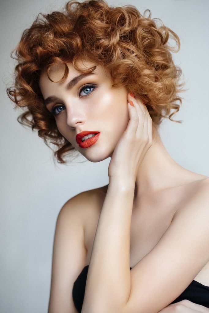 woman with curly hair фото