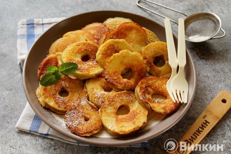 яблоки в кляре на сковороде фото