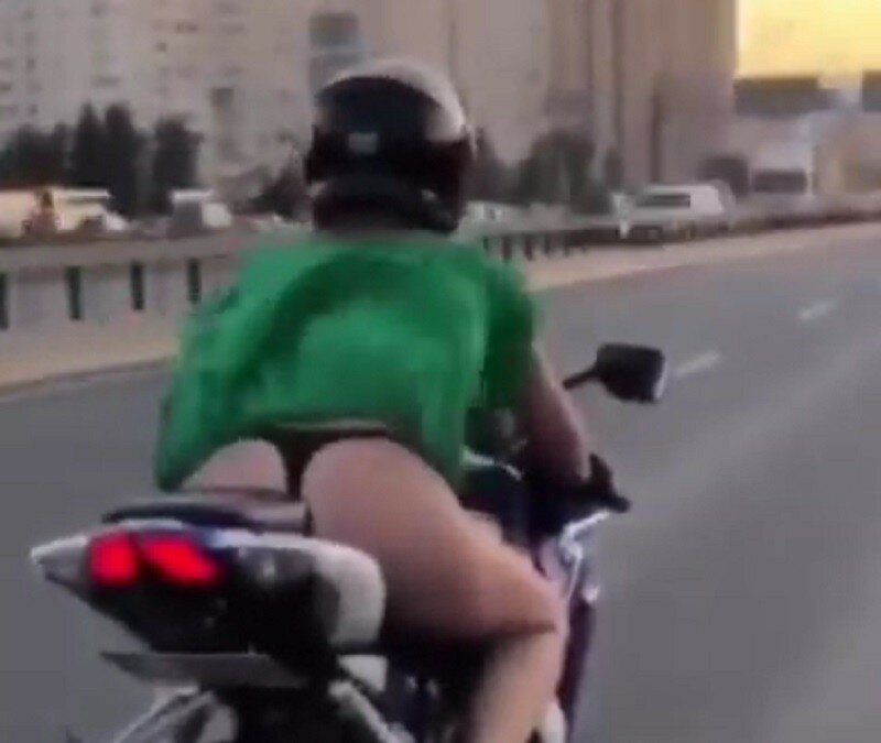 задралась юбка на мотоцикле фото