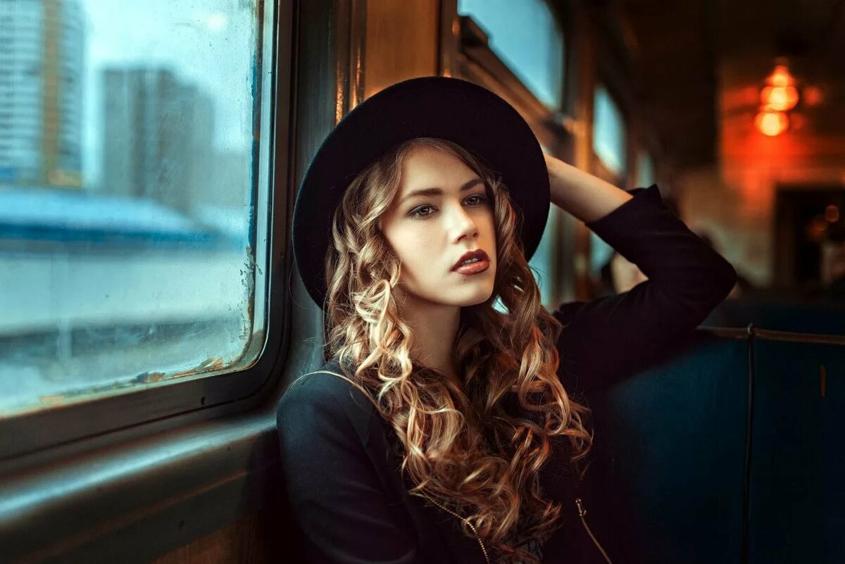 задумчивая девушка ретро фото