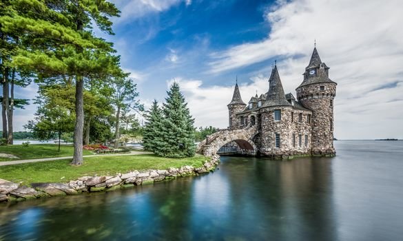 замок на озере фото