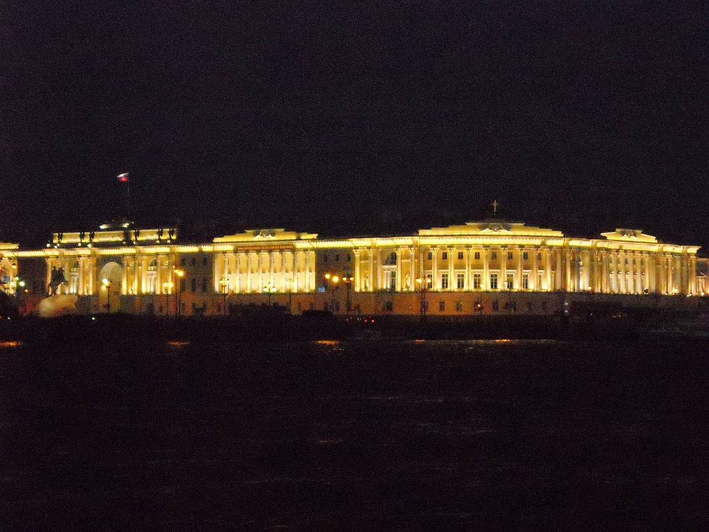 здание сената и синода ночью фото