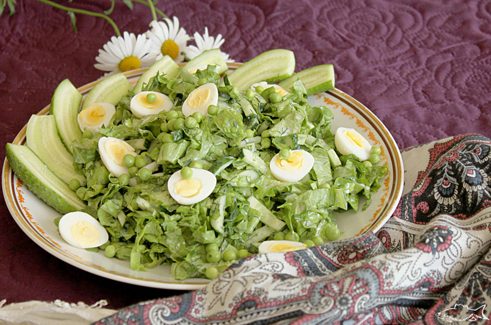 зеленый салат с перепелиными яйцами фото
