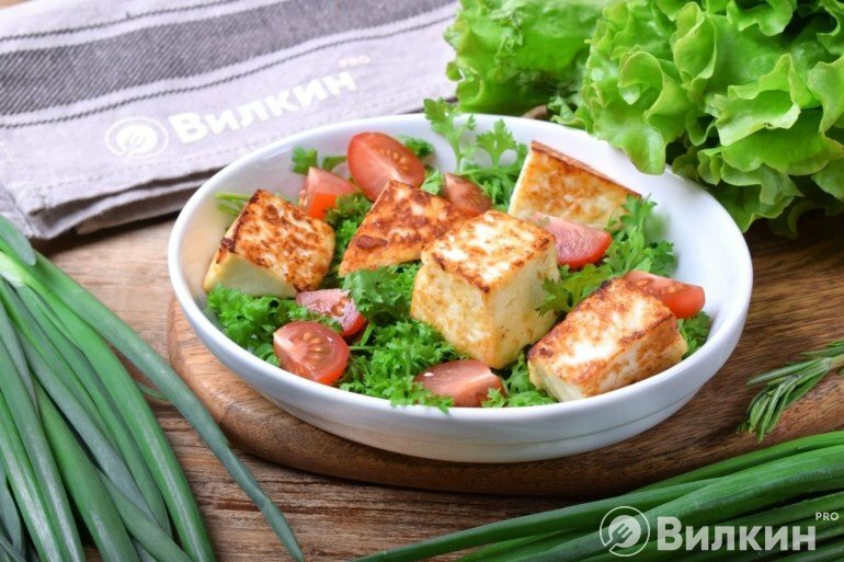 жареный адыгейский сыр с овощами фото