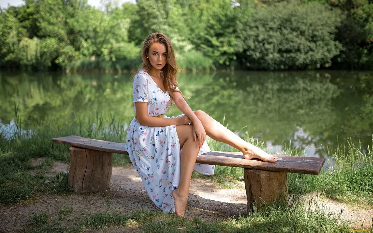 женщина на скамейке фото