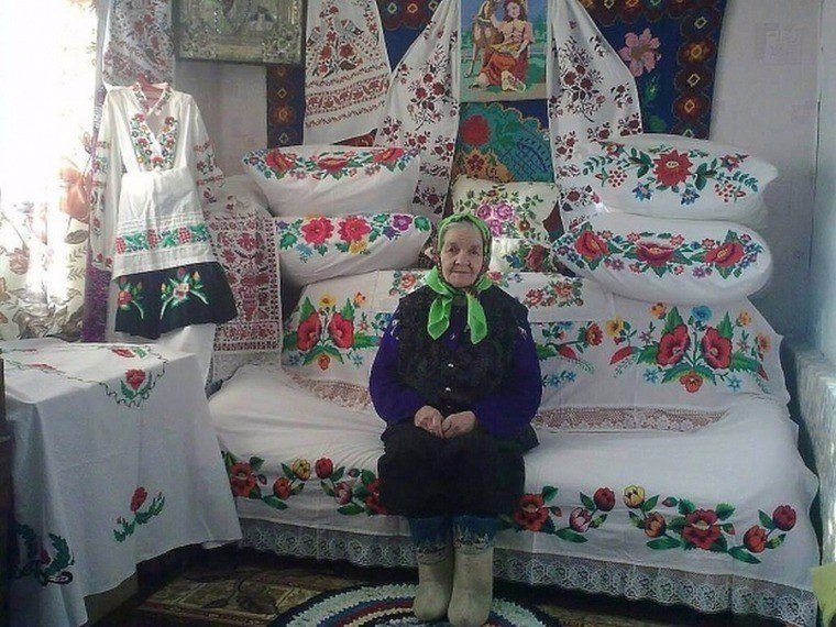 бабушка вышивает фото