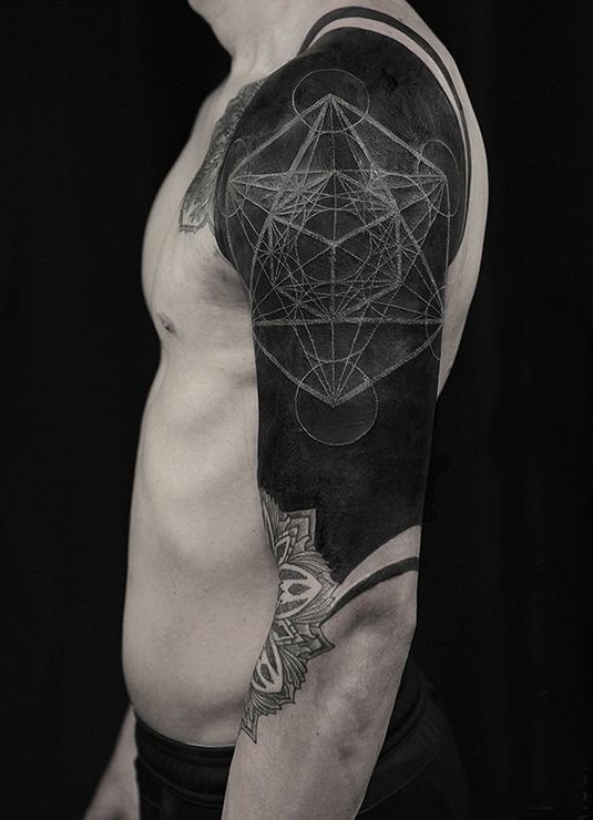 blackwork tattoo плечо фото
