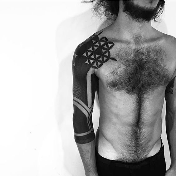 blackwork tattoo плечо фото
