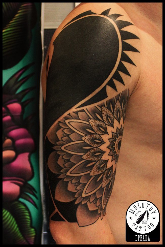 blackwork tattoo плечо фото