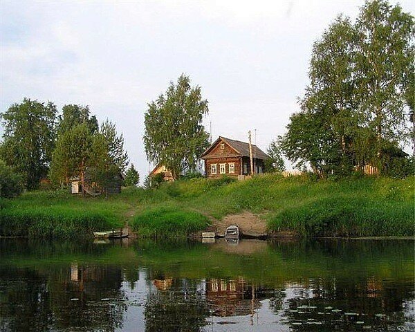 деревенский дом на берегу реки фото