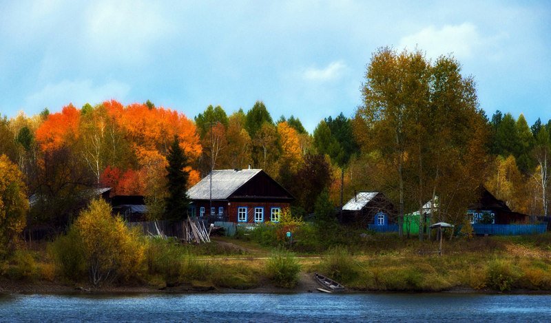 деревенский домик у реки фото