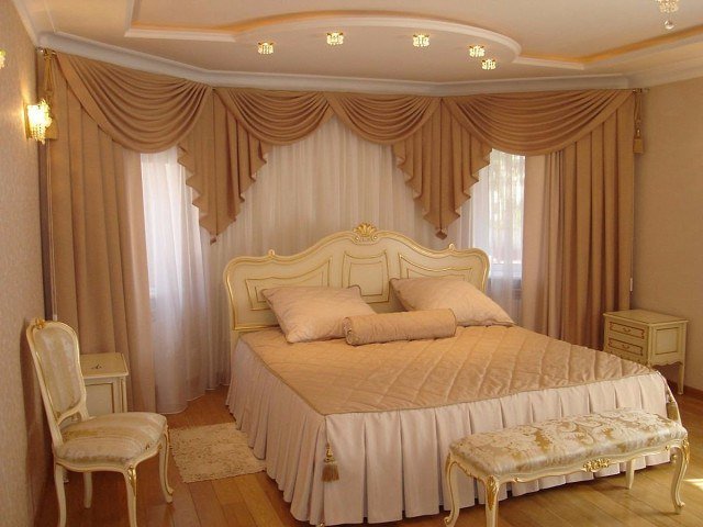 дизайн шторы и покрывало в спальне классика фото