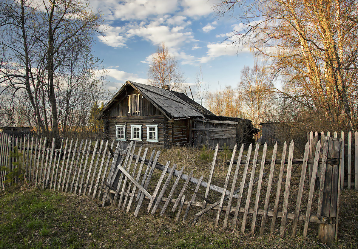 домик на окраине деревушки фото