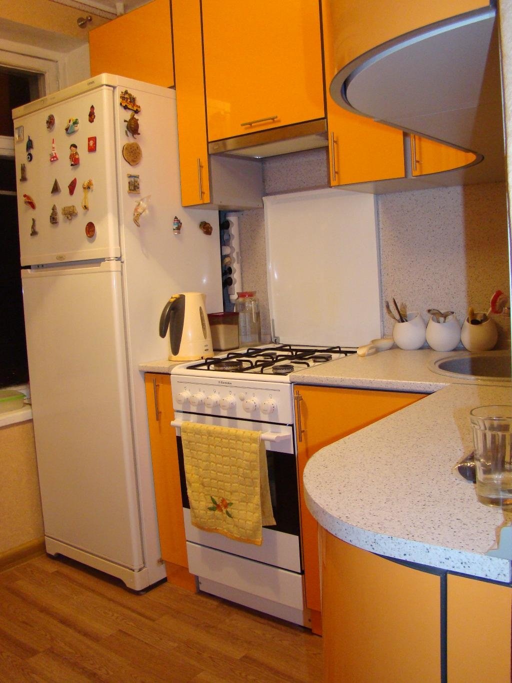 интерьер кухни 5 кв.м фото в хрущевке с холодильником фото