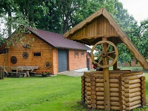 красивые домики для колодцев фото