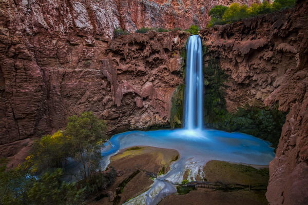 красивые водопады в скалах фото