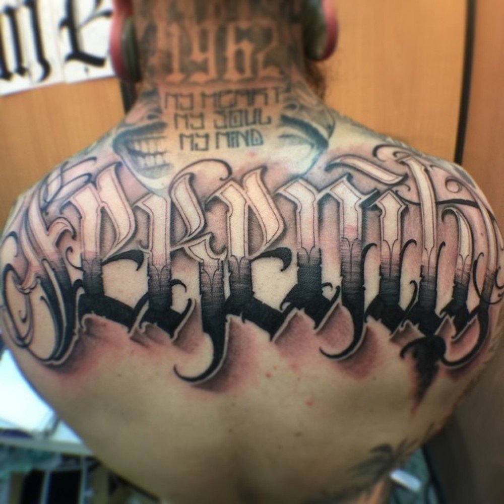 lettering tattoo на грудь фото