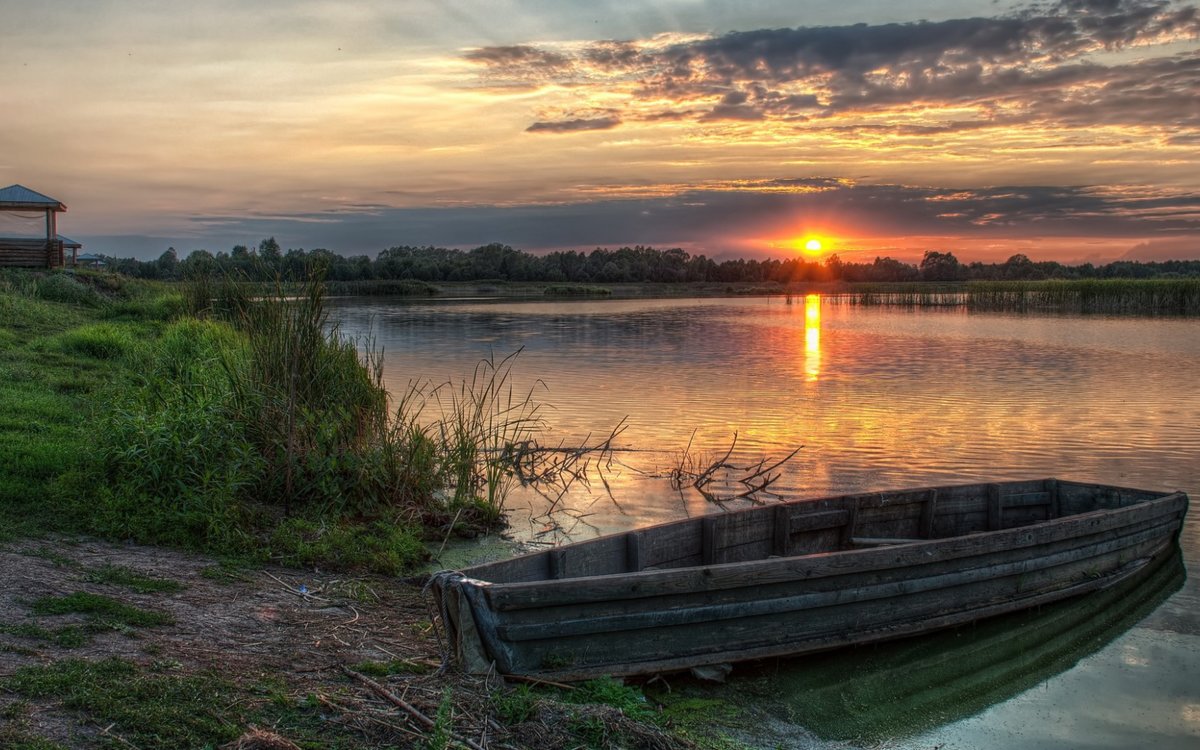 лодка озеро закат фото