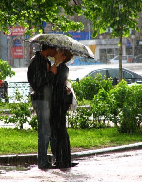 мужчина под дождем с зонтиком фото